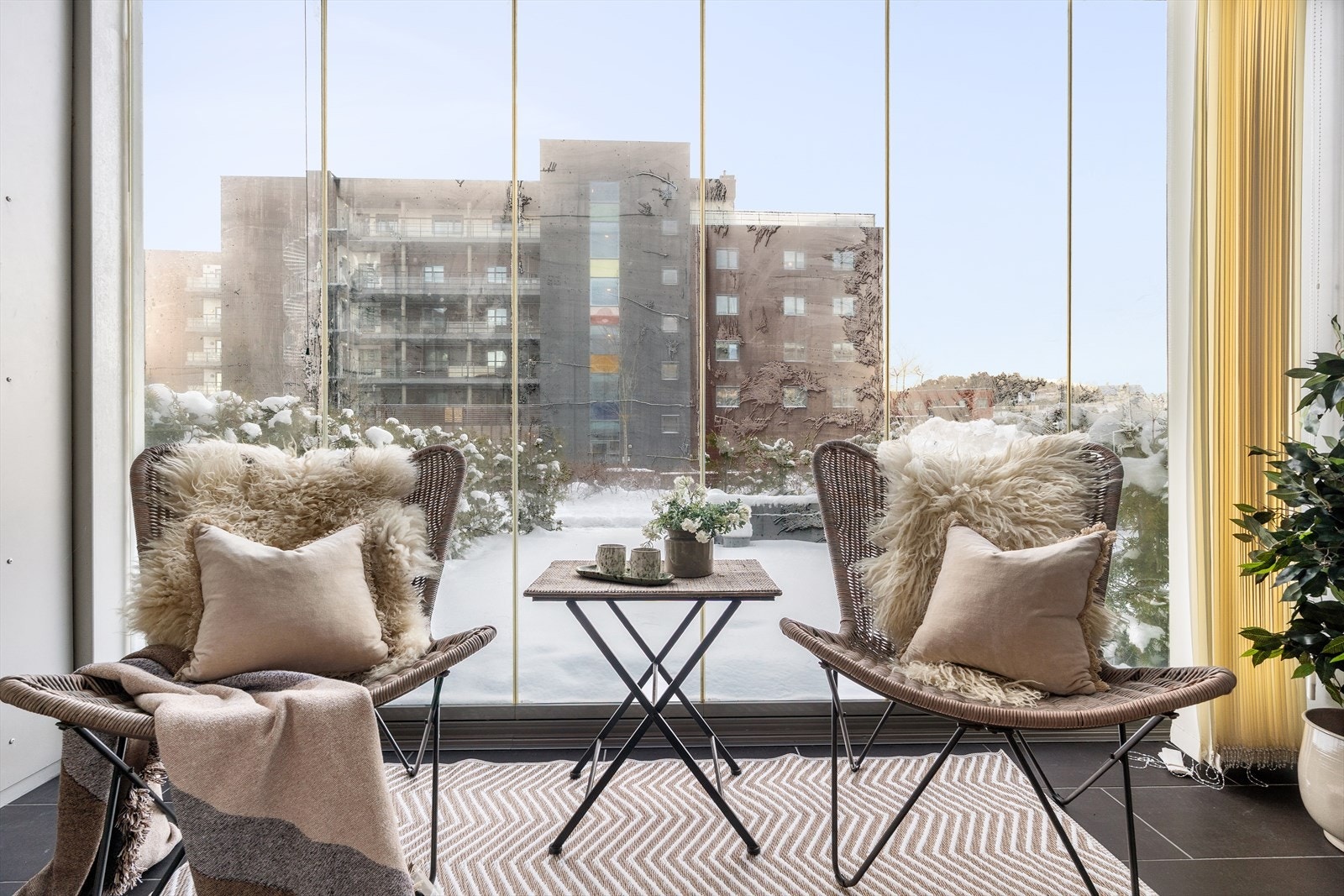 Selger opplyser om et rolig og trivelig nabolag med en god blanding av yngre og eldre beboere - en hyggelig og trivelig boplass! Galleribilde