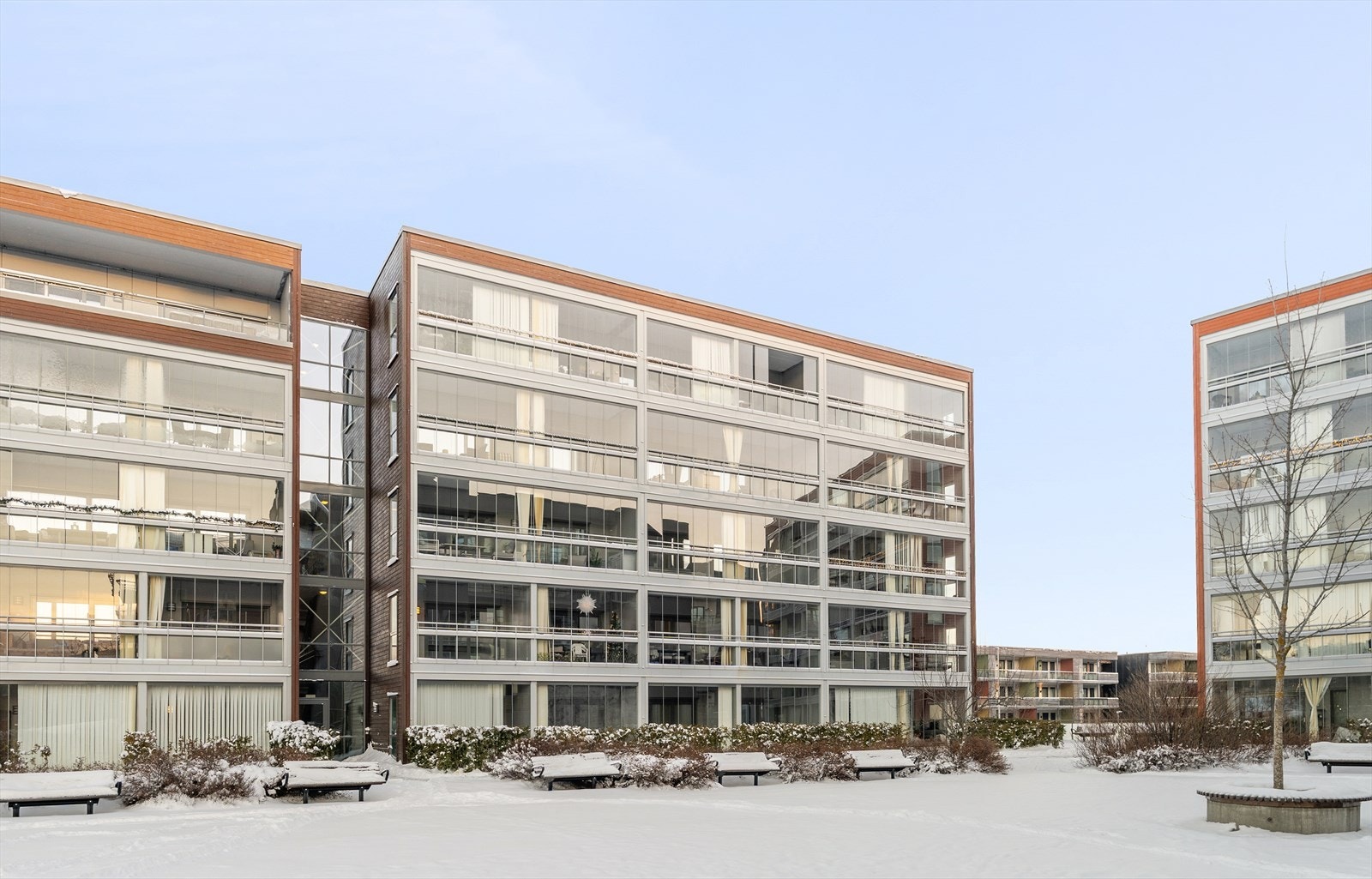 Leiligheten ligger innerst i feltet, som resulterer i at man slipper unødvendig trafikkstøy. Dagens eier har satt pris på boligens beliggenhet og nærhet til Estenstadmarka, samt det gode kollektivtilbudet som gjør det enkelt å komme seg til bykjernen. Galleribilde