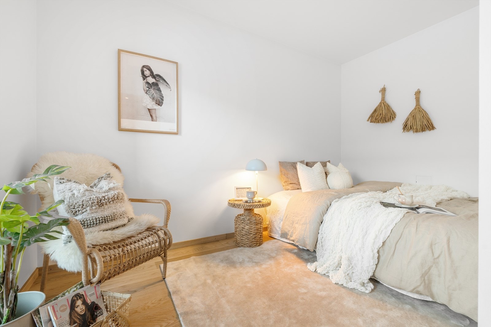 Soverommet er oppmålt til 8 m² og fremstår lyst og svalt. De nøytrale veggflatene gjør det enkelt for ny eier å sette sitte eget preg på interiøret. Galleribilde