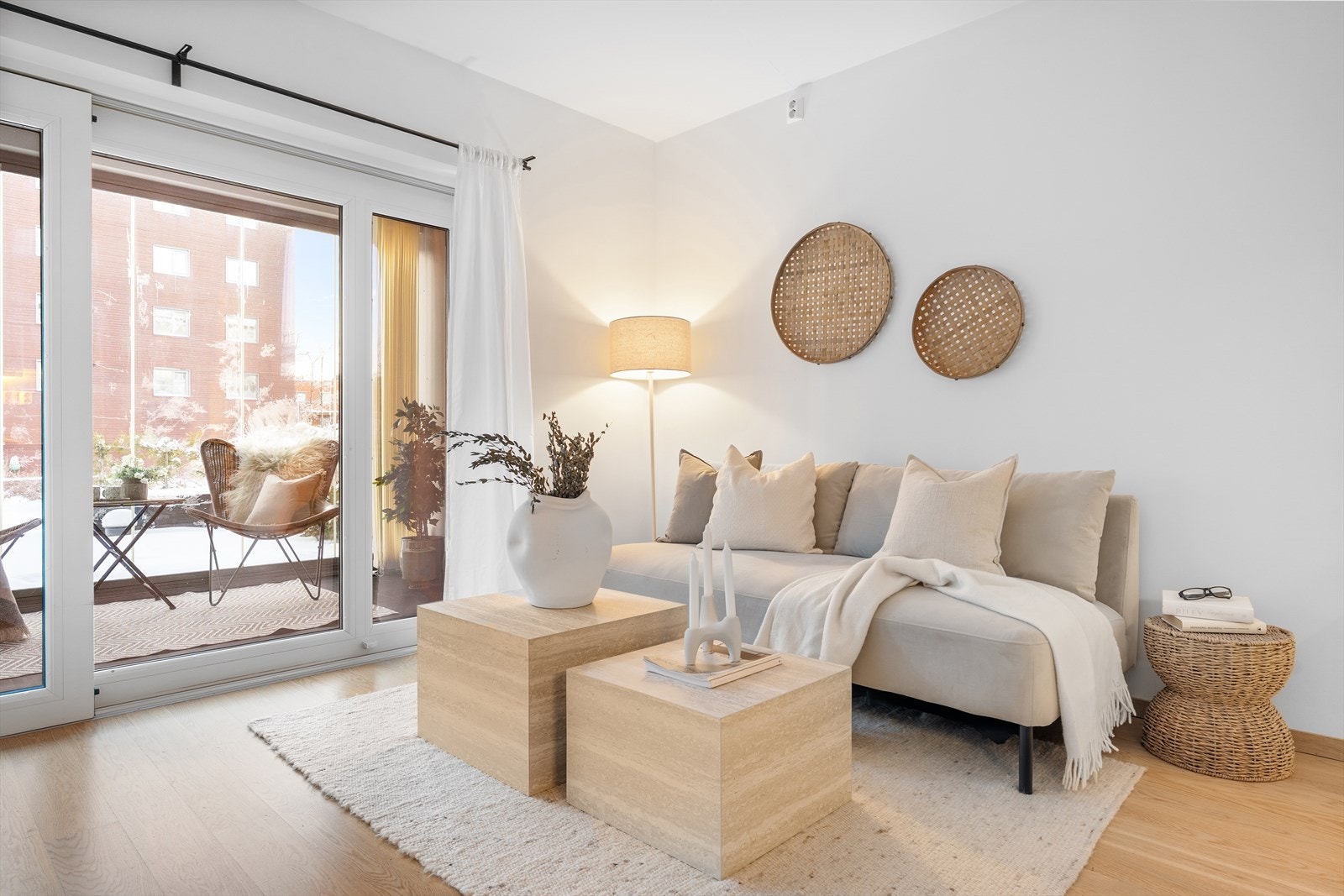 Boligens samlingspunkt inkluderer stue og kjøkken i en åpen løsning på 14 m². Allrommet får inn godt med naturlig dagslys fra de store vindusflatene som strekker seg helt fra gulvet og opp til taket, noe som er med på å gjøre boligen lys og trivelig. Galleribilde