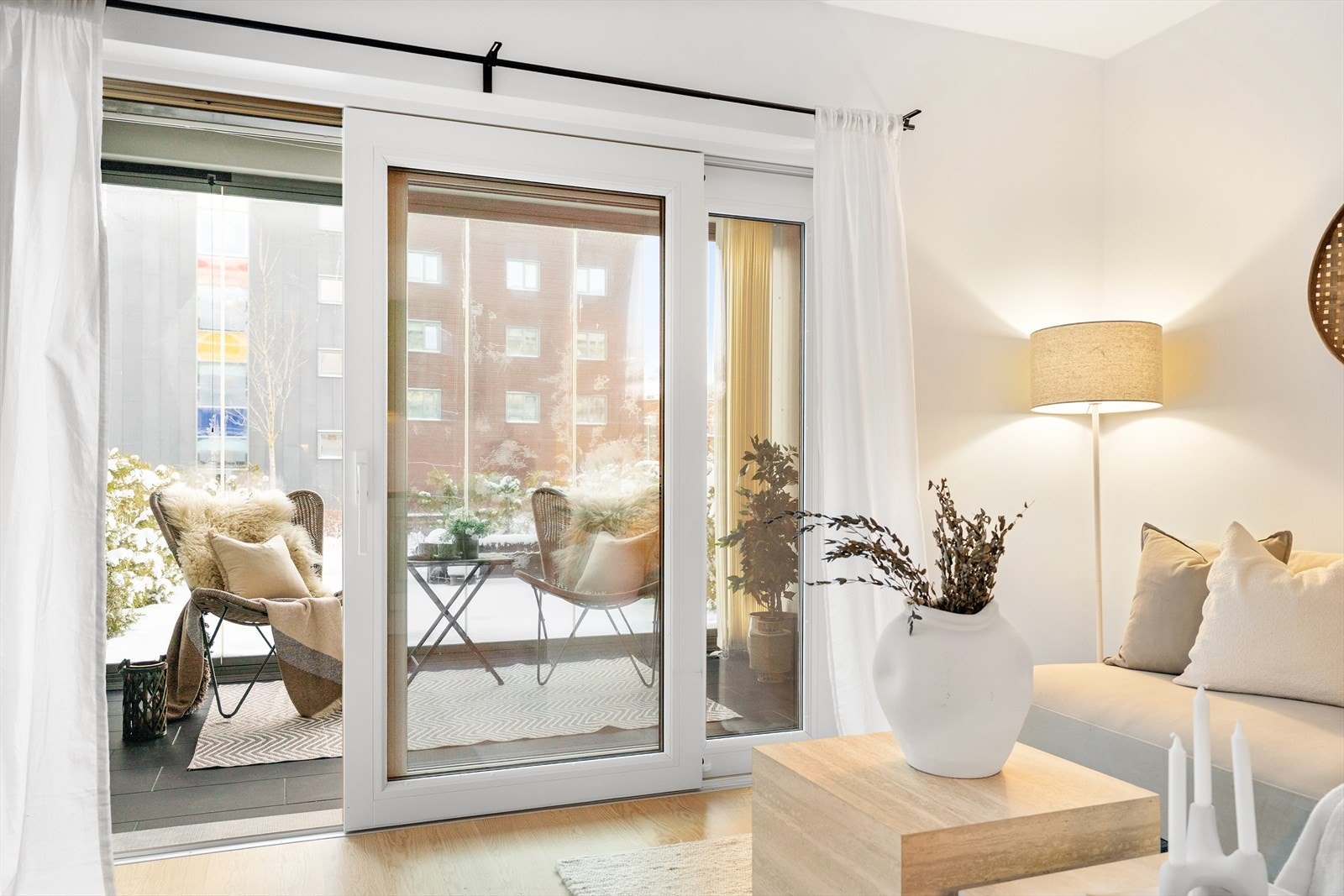 Fra stuen er det utgang til en sørvendt og innglasset terrasse på 10 m² BRA-b som enkelt fungerer som en forlengelse av oppholdsrommet, både sommer og vinter. Galleribilde