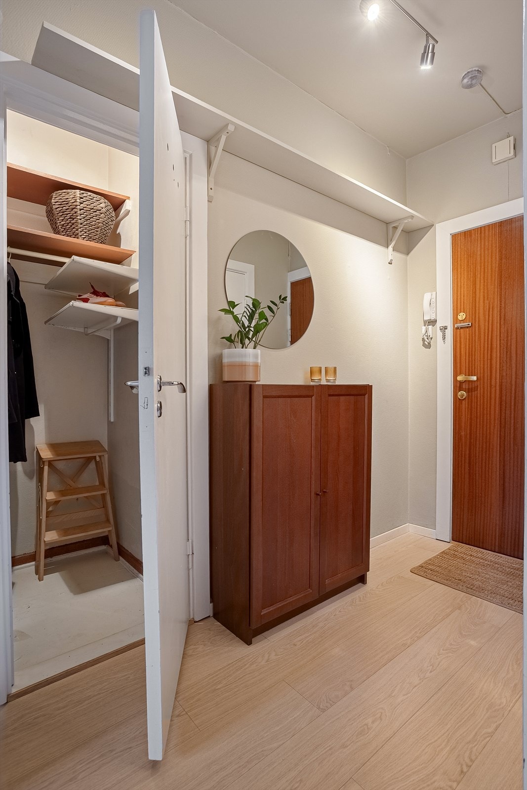 Innbydende entré med praktisk innvendig bod. Galleribilde