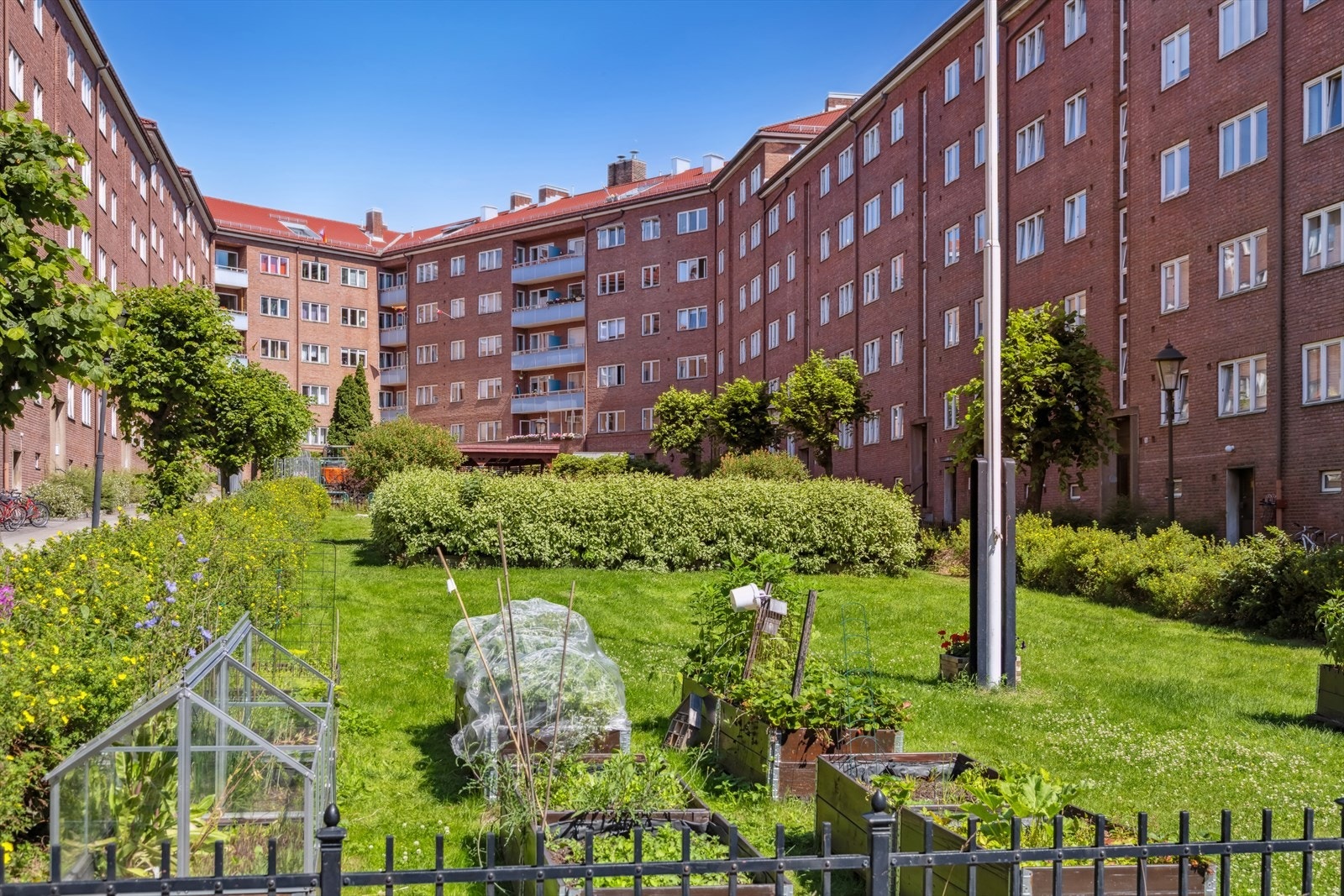 Tomten er pent opparbeidet med grøntområder, beplantning og sitteplasser. Her vil du trives! Galleribilde