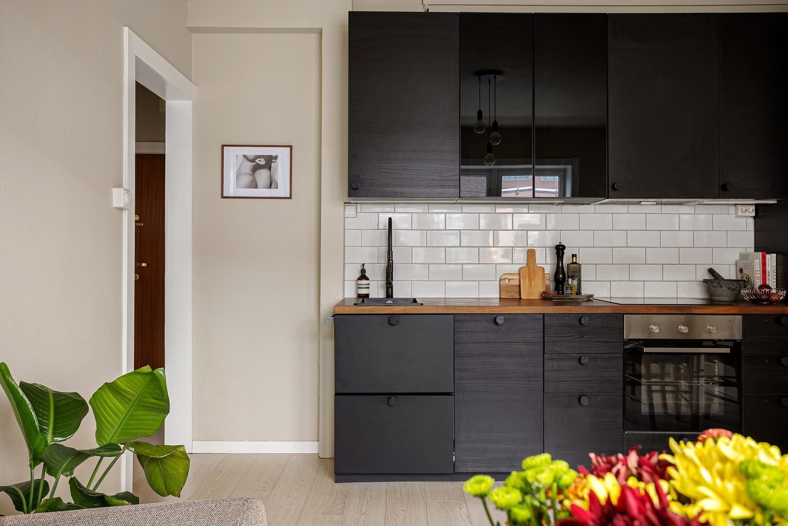 Kjøkkenet oppleves som romslig og har gode arbeidsflater. Galleribilde