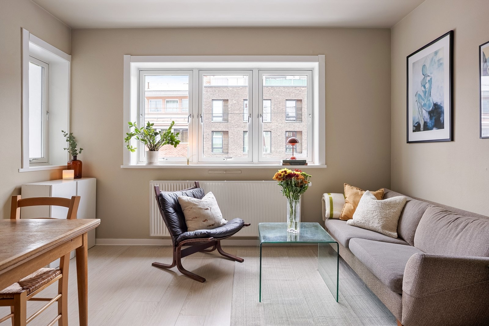 Store vindusflater som slipper inn rikelig med naturlig lys. Galleribilde