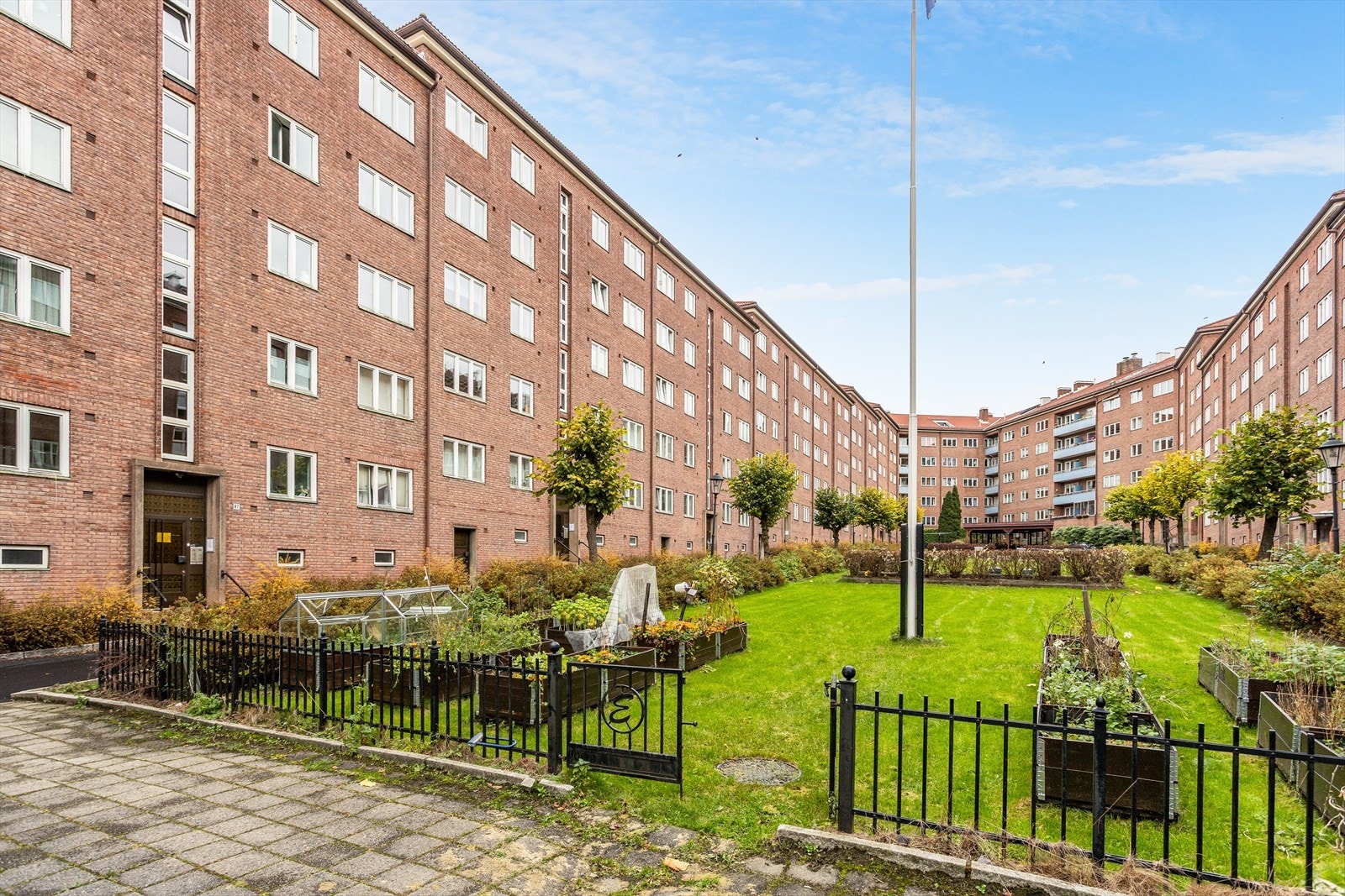 Den ikoniske bakgården fra serien "Borettslaget". Galleribilde