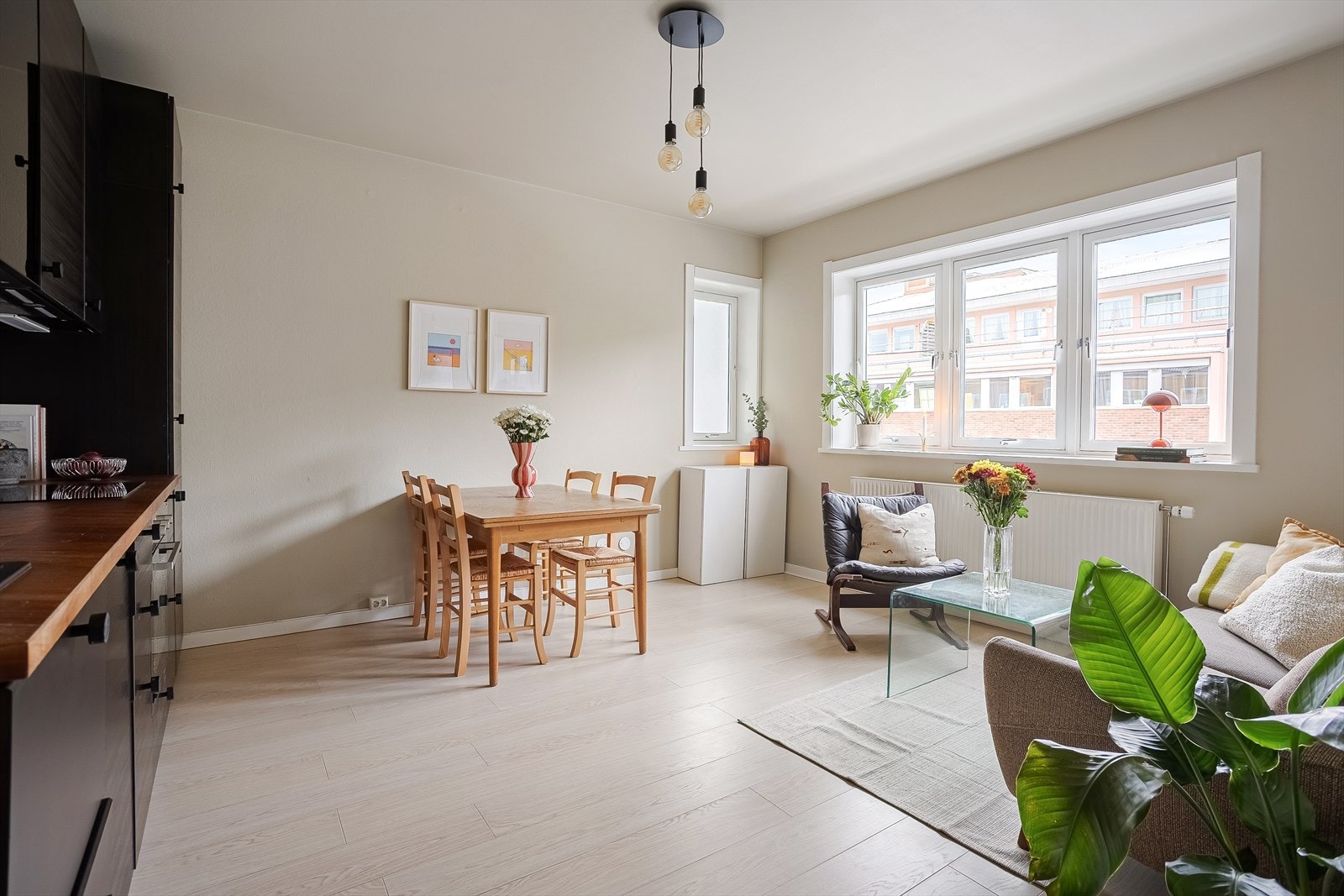 Nå har du muligheten til å kjøpe en rålekker 2-roms som har en svært god intern beliggenhet i borettslaget! Galleribilde