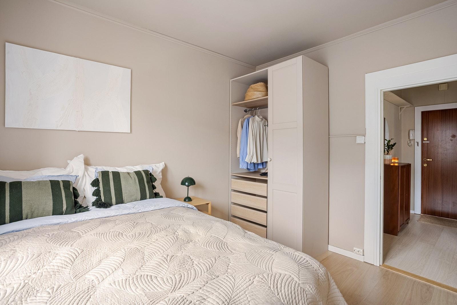 I tillegg medfølger et romslig garderobeskap. Galleribilde