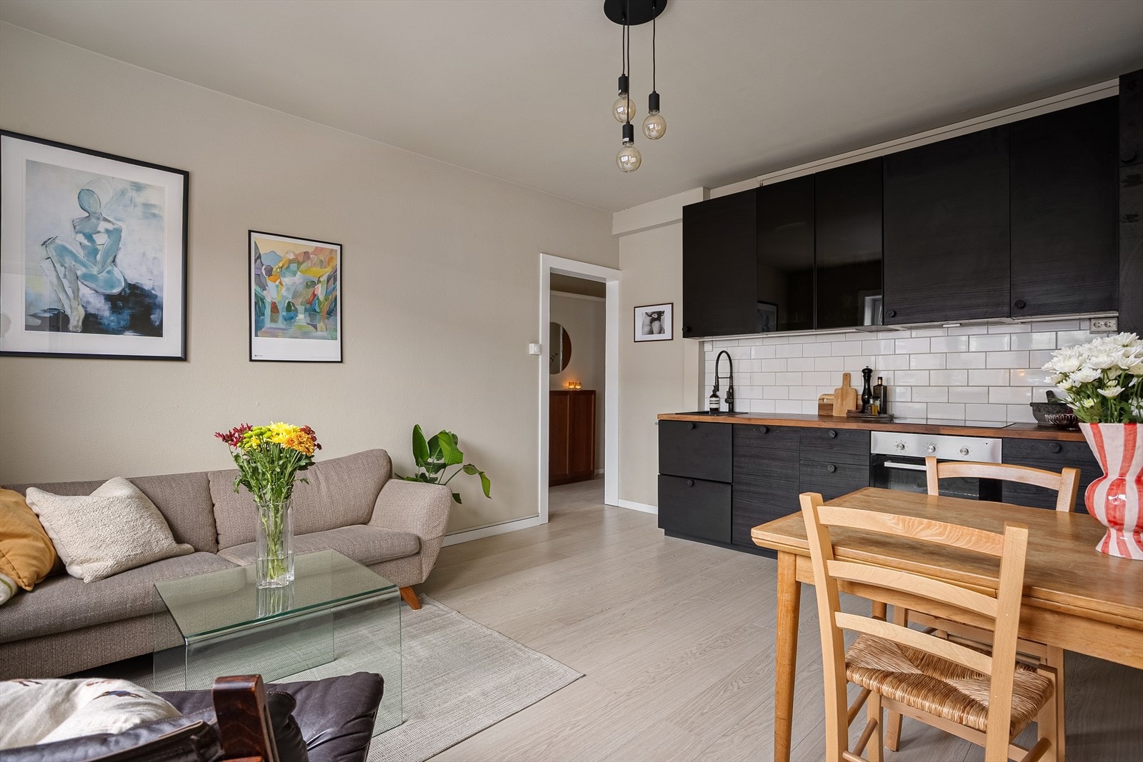 Leiligheten har god plass til sofagruppe med sofabord. Galleribilde