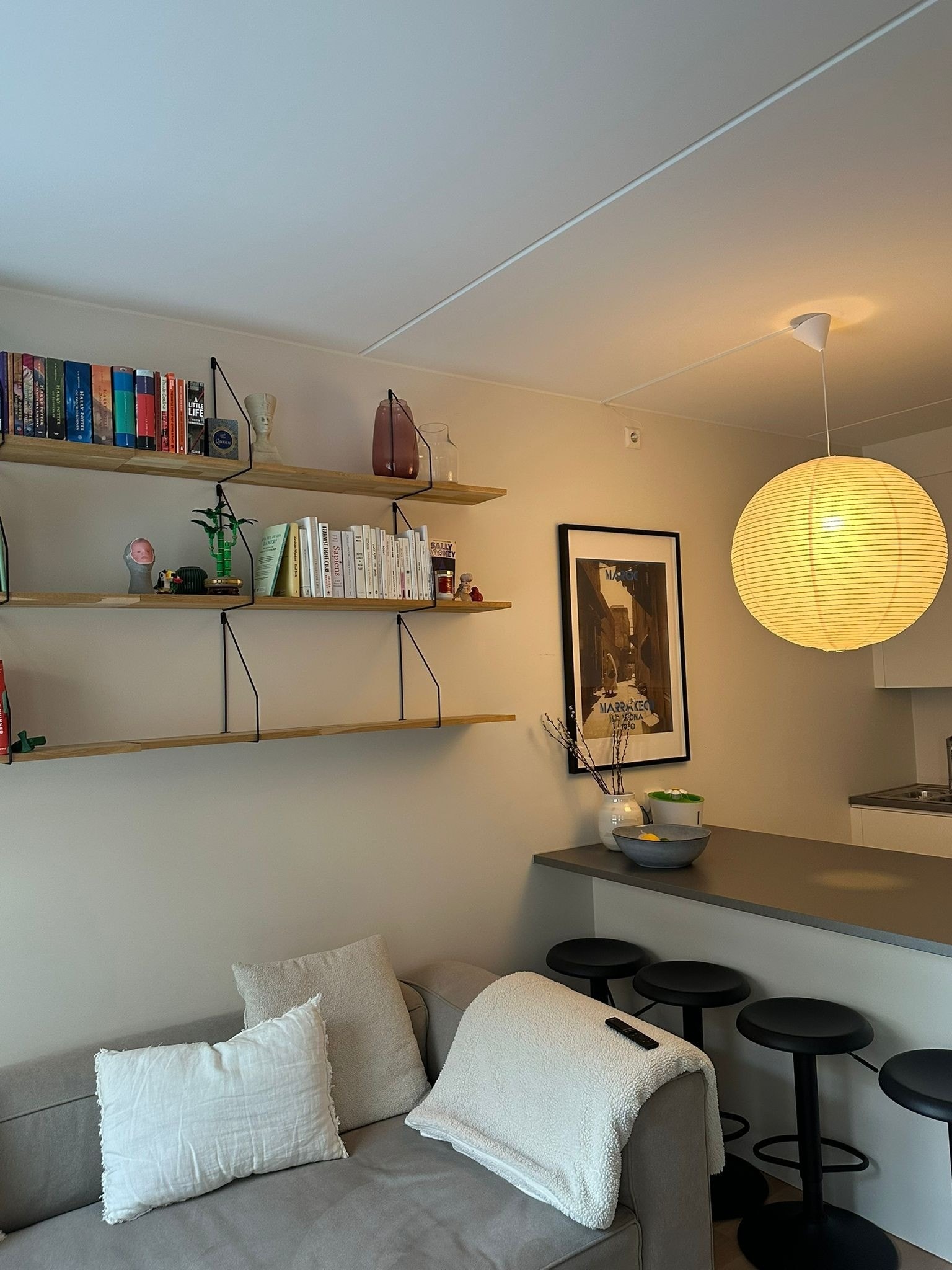 Fire barstoler følger med Galleribilde