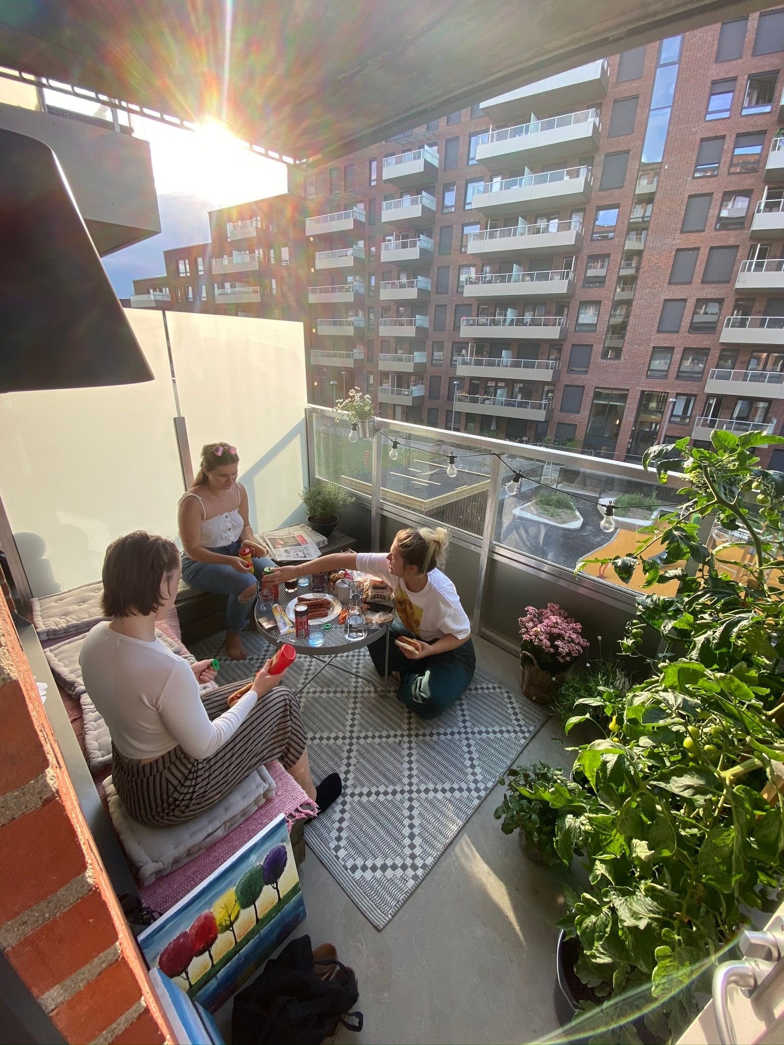 Flott balkong med to skreddersydde sittebenker, ute-teppe og bord følger med leiligheten Galleribilde