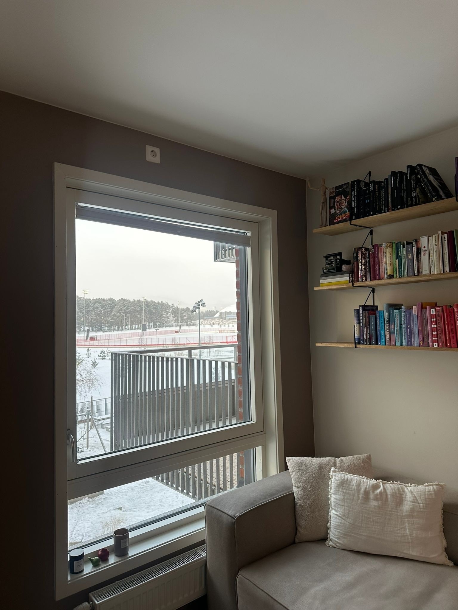 Utsikt mot Valle Hovin kunstisbane og tur- og joggeområde. Grønt og frodig på sommerhalvåret Galleribilde