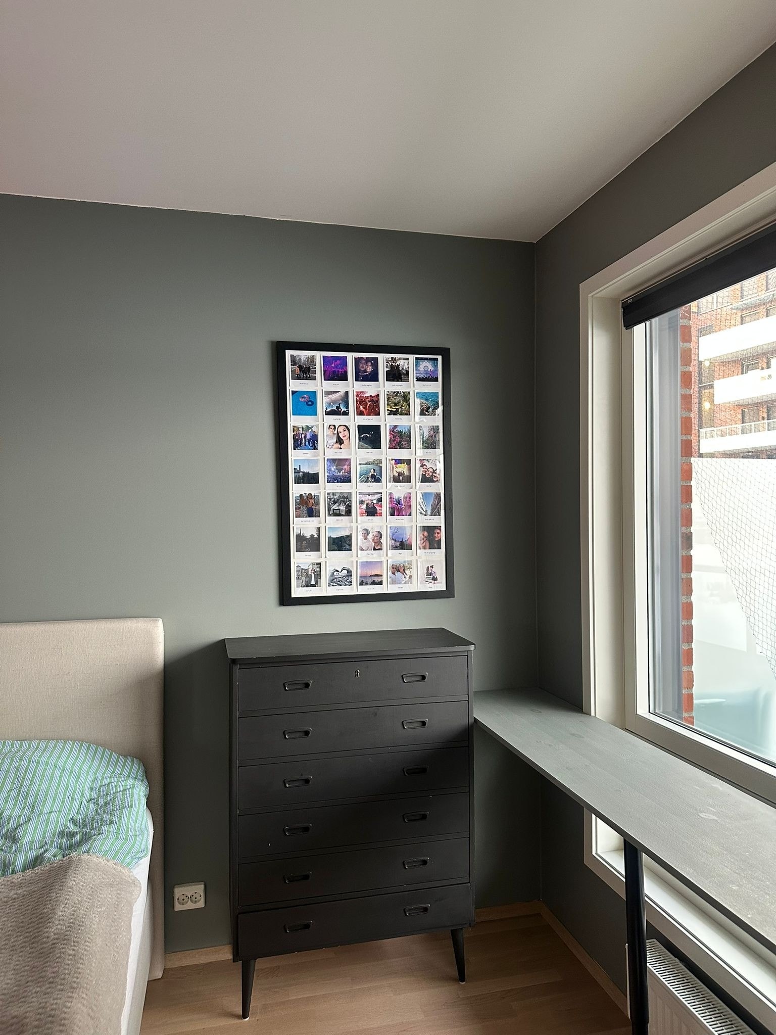 Pulten ved vinduet har blitt brukt som hjemmekontor med barstol Galleribilde