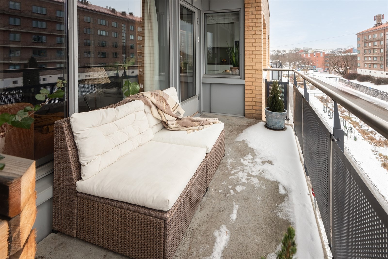 Balkong på ca. 7m² med god plass til utemøbler Galleribilde