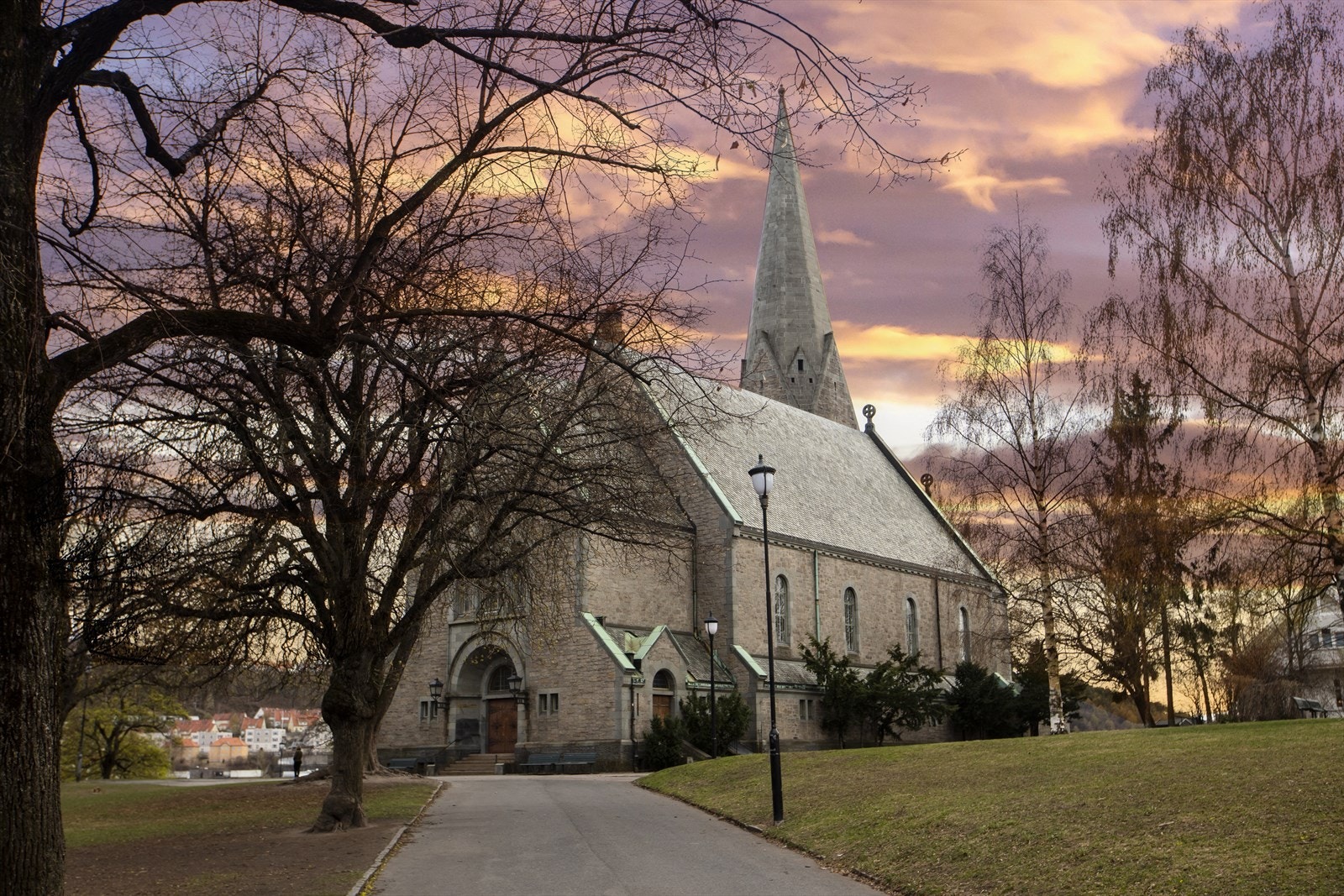 Vålerenga kirke - For den som liker grøntområder er beliggenheten ideell, med Vålerengaparken, Kampen park, Tøyenparken, Botanisk hage og Middelalderparken i umiddelbar nærhet Galleribilde