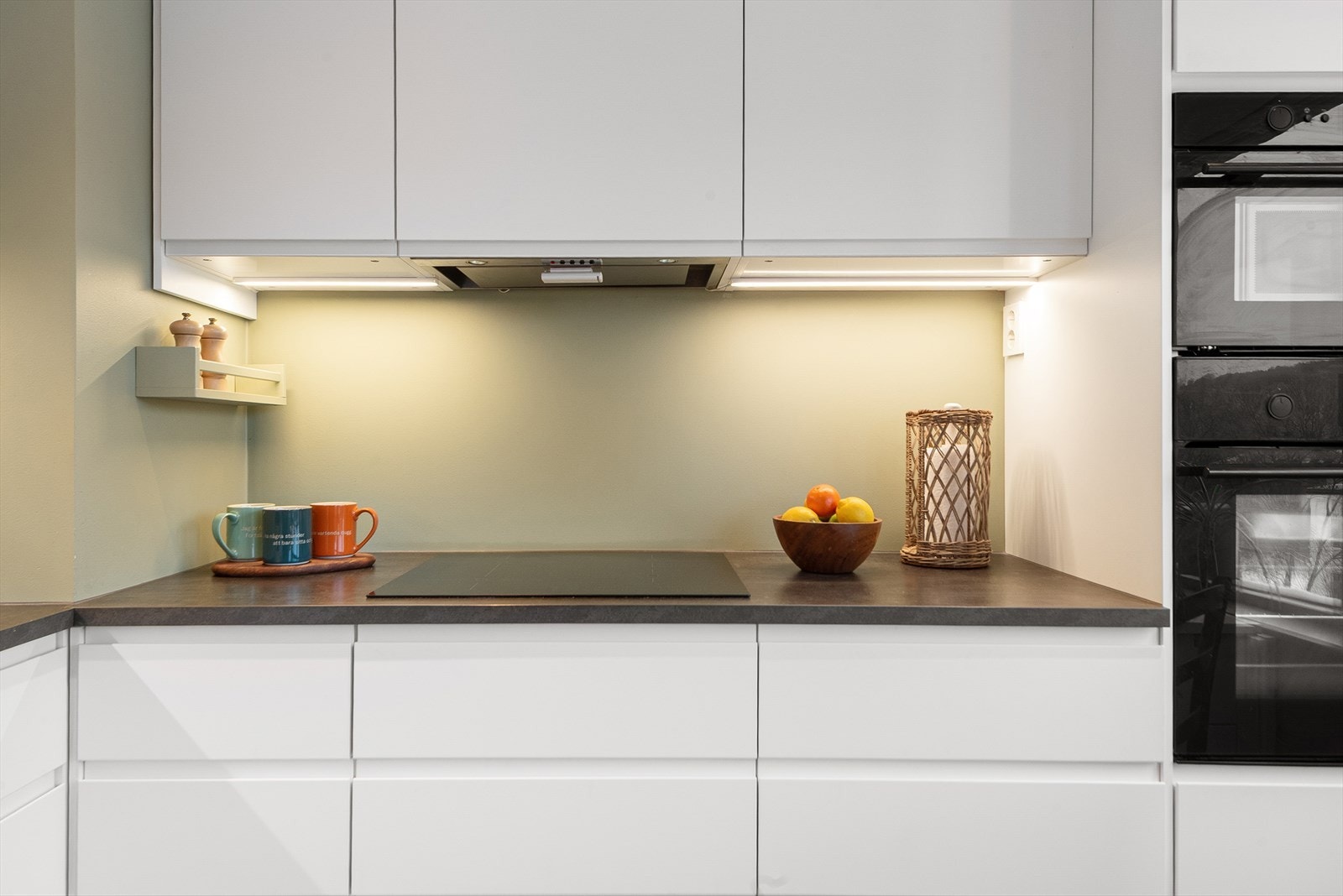 Kjøkkenet er fra 2018 og har hvite slette fronter med innfelte håndtak, og laminat benkeplate med nedfelt kum i kompositt Galleribilde