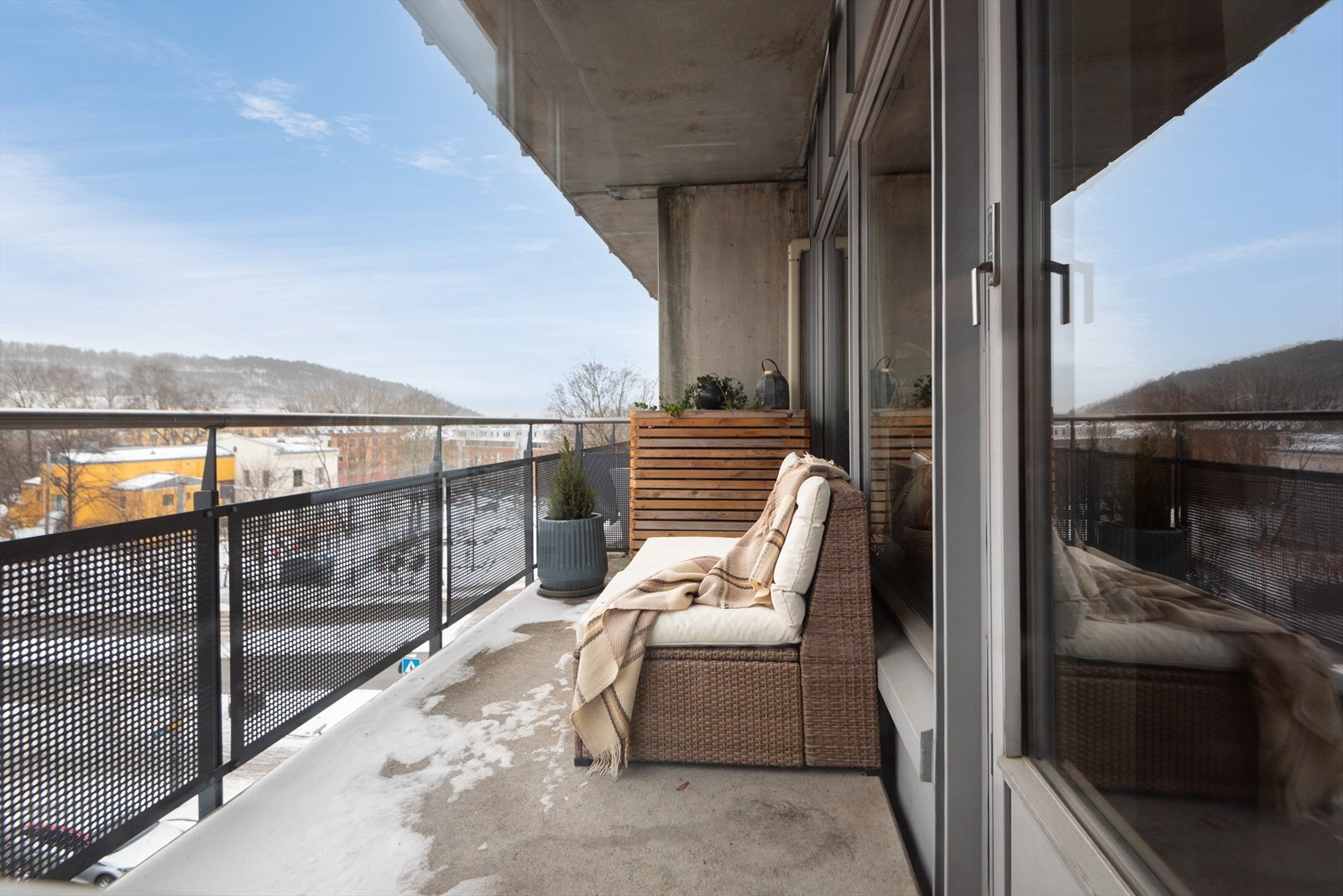 En moderne 2-roms leilighet i 5. etasje med balkong og luftig utsyn mot Ekebergåsen Galleribilde