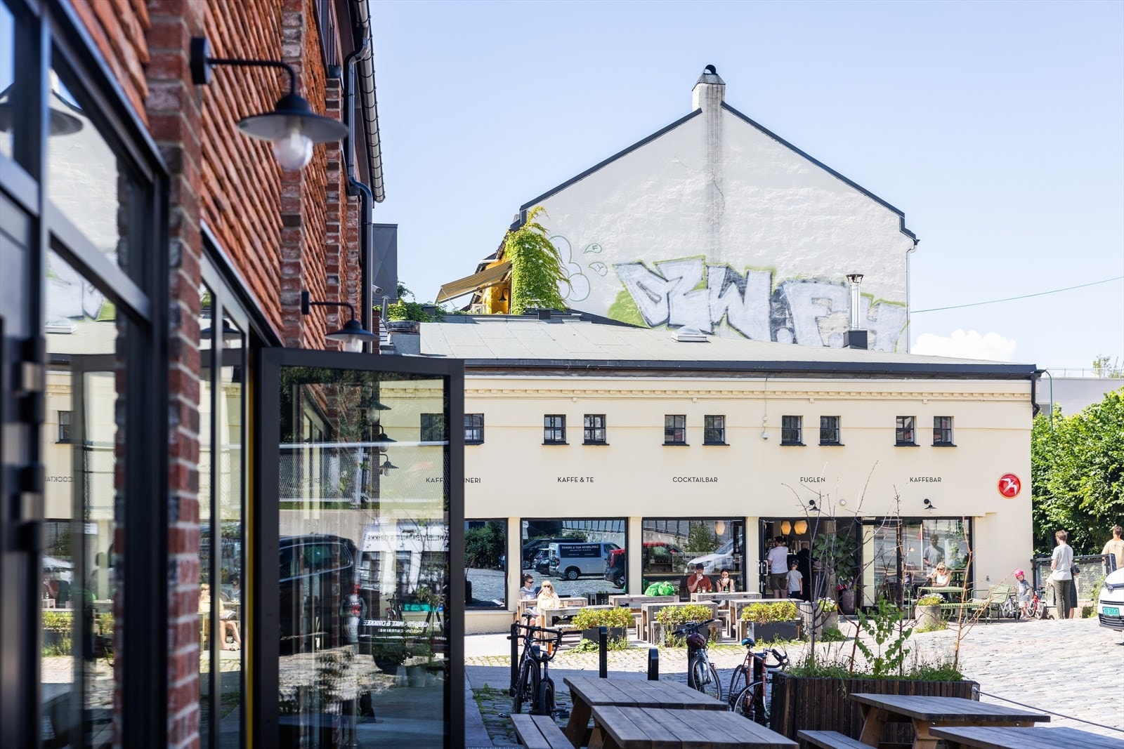 Populære Fuglen kaffebar ligger en kort spasertur unna Galleribilde