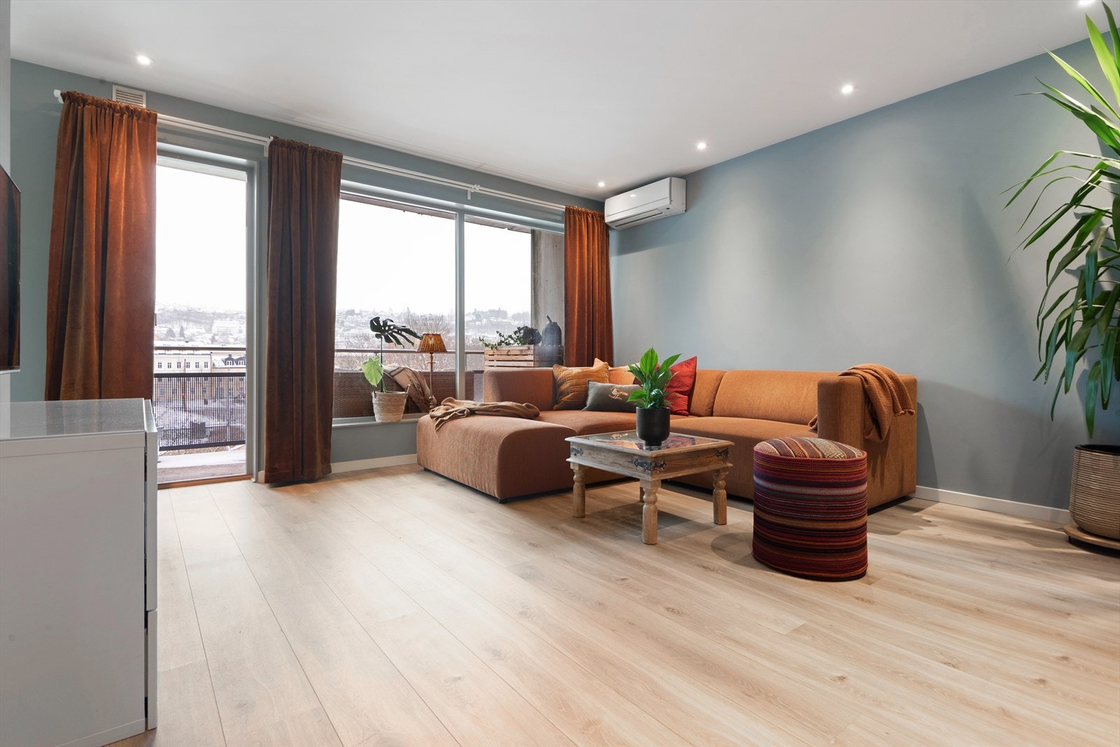 Stor og romslig stue med gode muligheter for å innrede som man ønsker Galleribilde