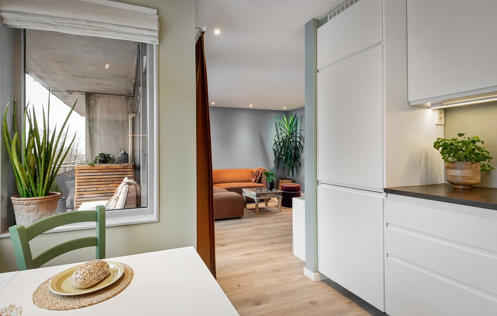 Det er gulvvarme (varmefolie) i entré, kjøkken og stue Galleribilde