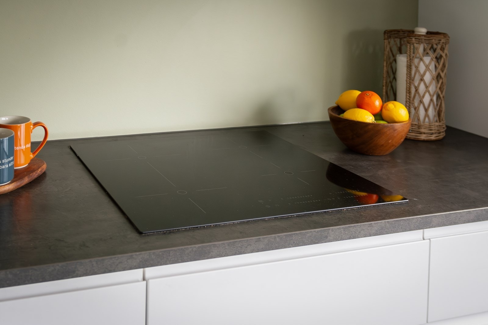 Induksjonstopp, ventilator, stekeovn, oppvaskmaskin, mikrobølgeovn og kjøl/frys er integrert i innredningen Galleribilde