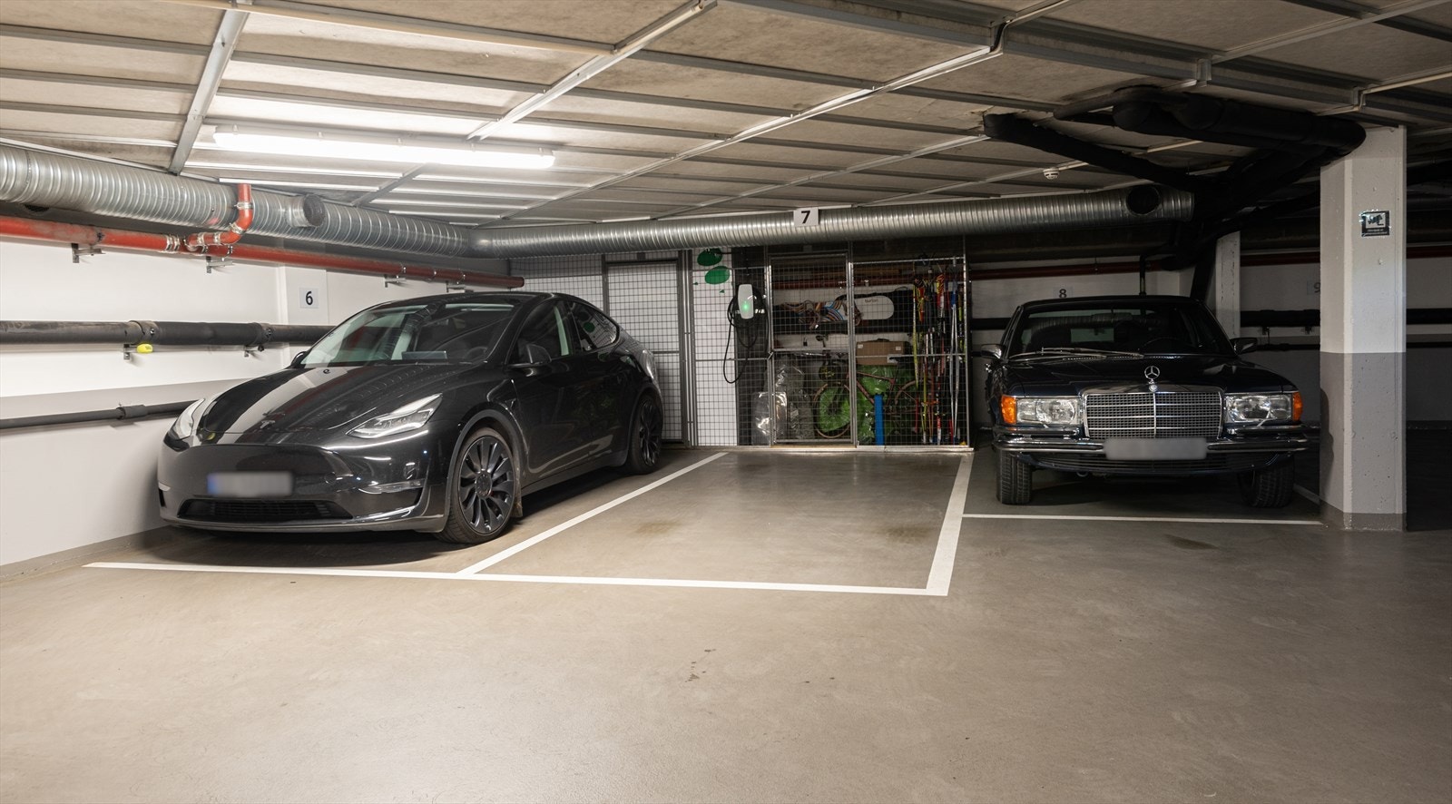 Garasjeanlegg i kjeller med 26 biloppstillingsplasser - 10 av plassene følger 3-romsleilighetene i borettslaget, mens 16 av plassene leies ut til beboere Galleribilde