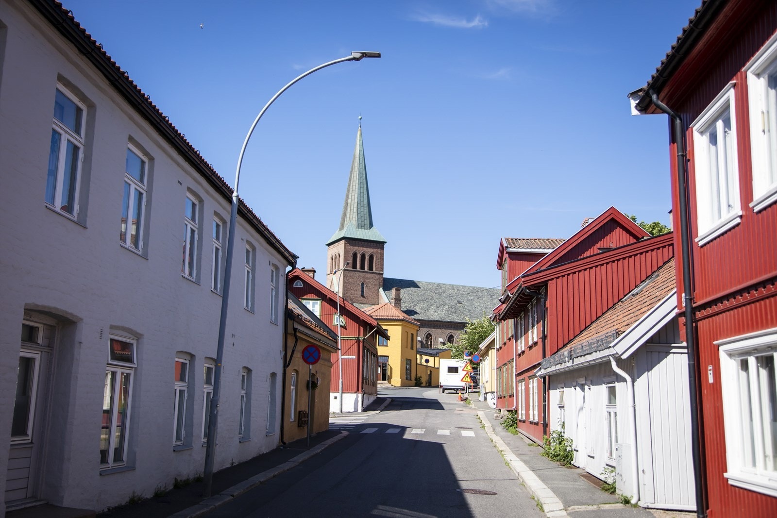Trehusbebyggelsen på Vålerenga og Kampen preges av sjarmerende, fargerike hus, smale gater og historisk atmosfære Galleribilde