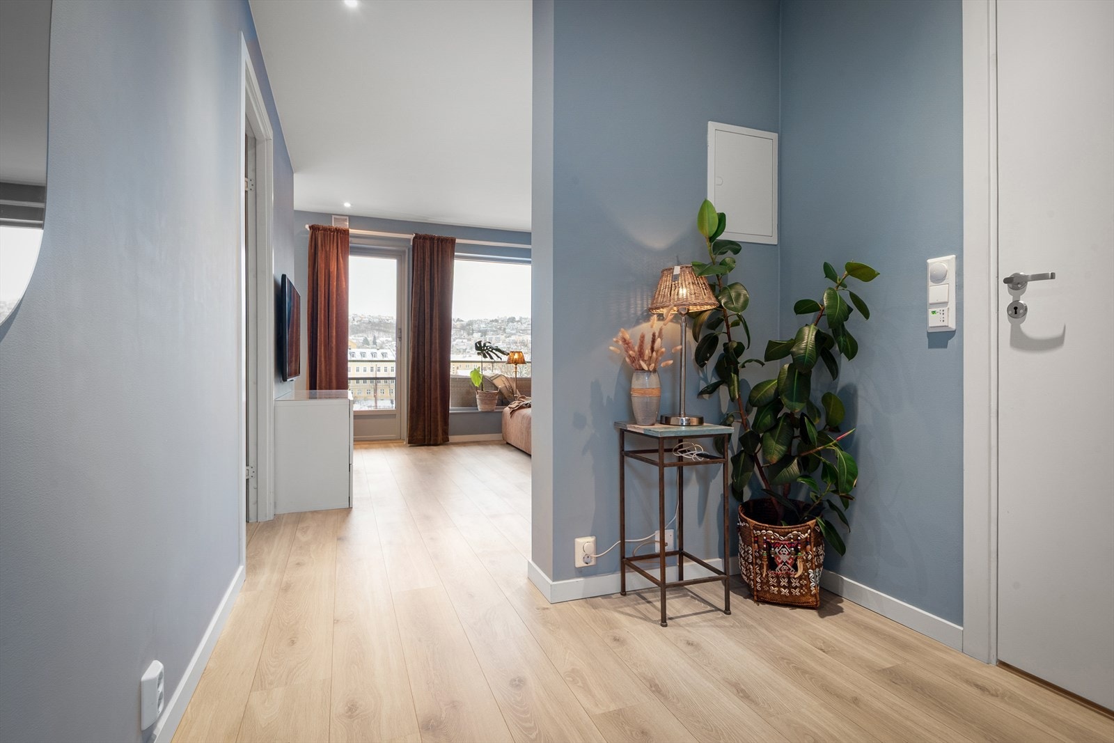 Romslig og innbydende entré med varme i gulv Galleribilde