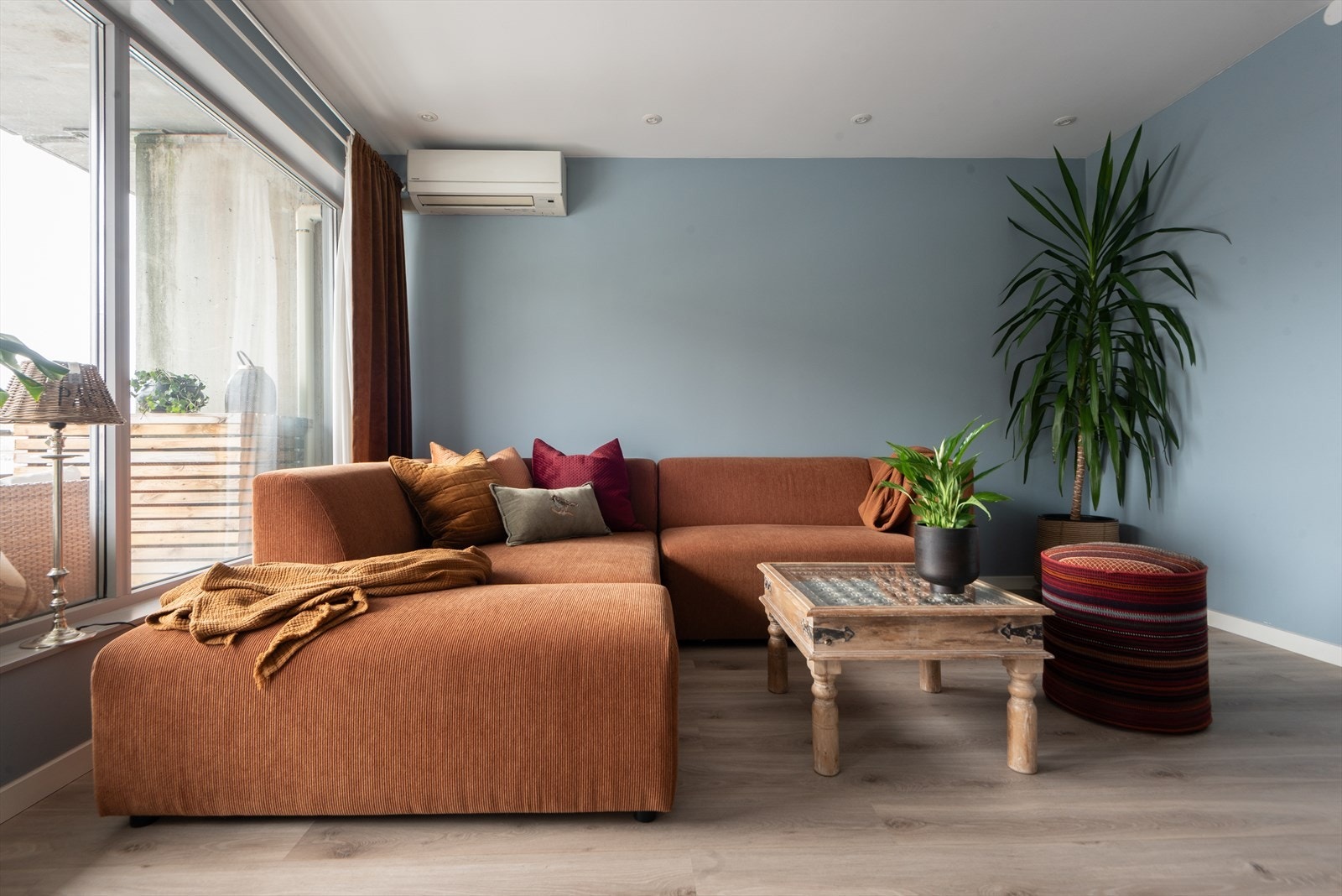 Stuen har god plass til sofaløsning med tilhørende møblement og interiør - Luft til luft varmepumpe Galleribilde