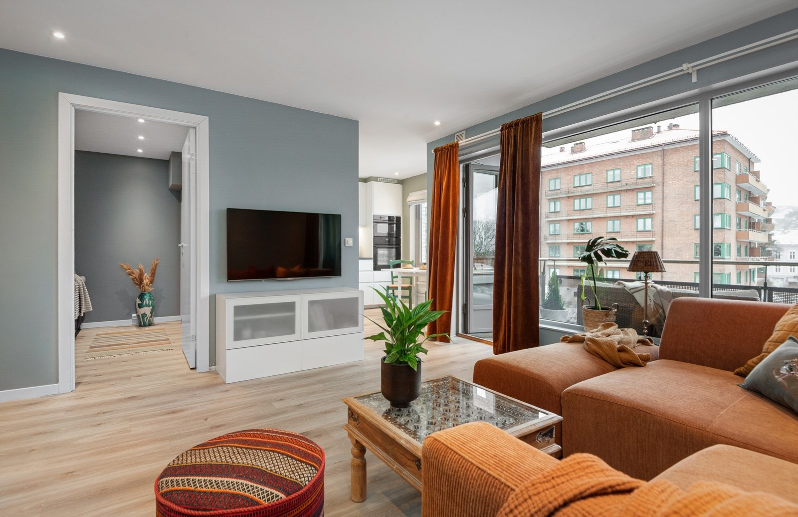 De store vindusflatene slipper inn mye lys og gjør at plassen oppleves som luftig og romslig Galleribilde