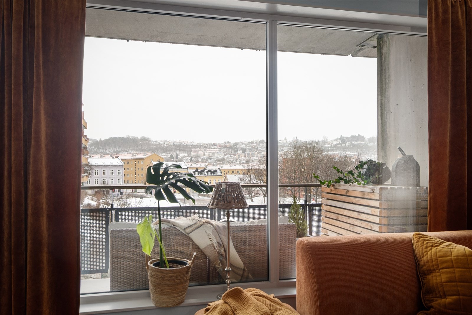 Balkongen fungerer perfekt som en forlengelse av stuen om sommeren Galleribilde