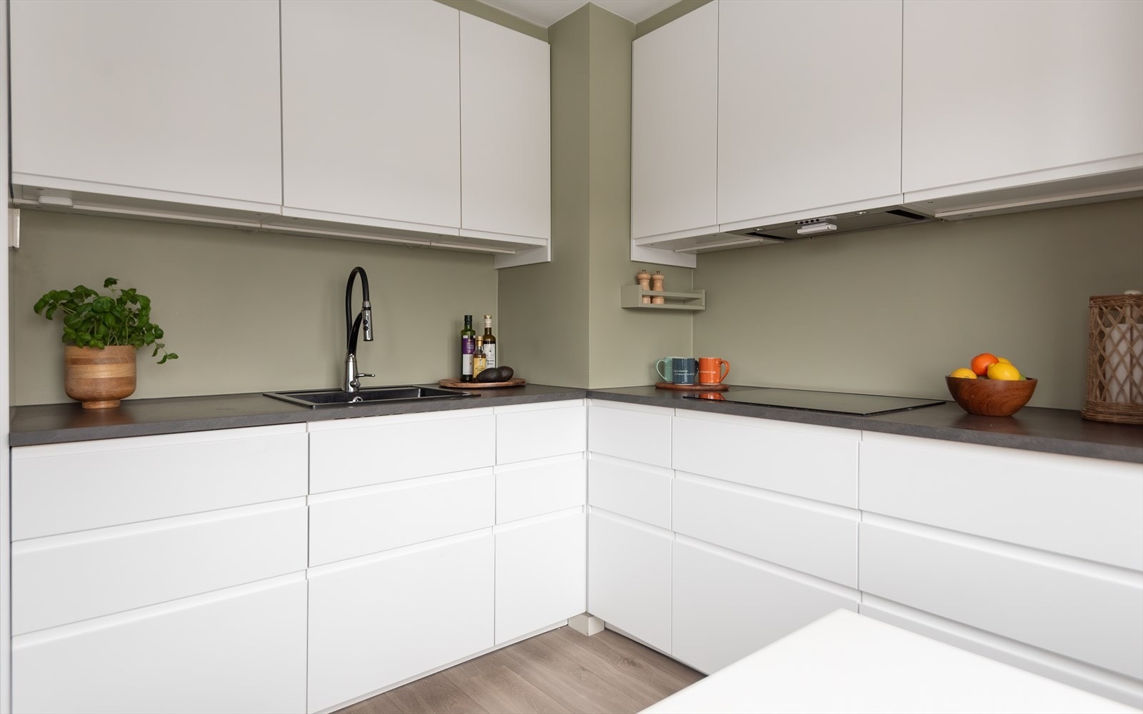 Kjøkkenet har rikelig med skap- og benkeplass Galleribilde