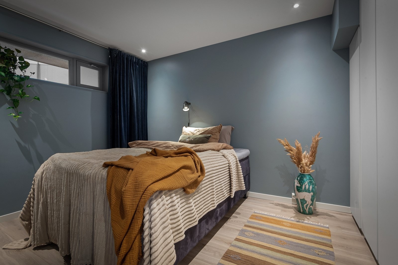 Soverommet er av god størrelse med plass til stor seng med tilhørende soveromsmøblement Galleribilde