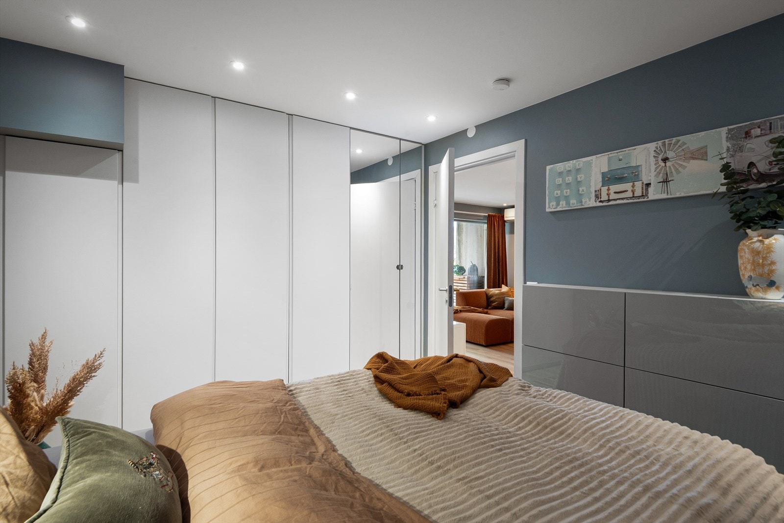 Garderobeskap fra vegg til vegg gir gode oppbevaringsmuligheter Galleribilde