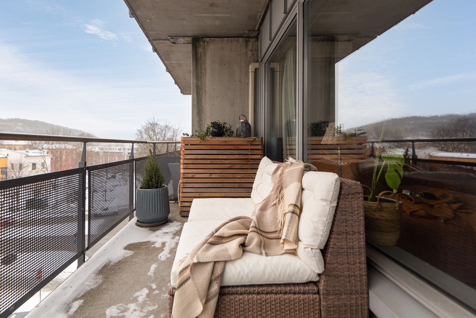 Balkongen er overbygget og kan brukes på regnfulle dager Galleribilde