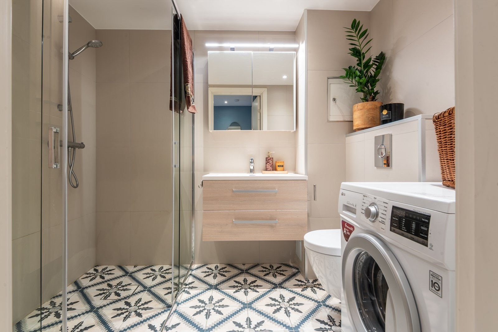 Baderomsinnredning og sanitærutstyr ble også oppgradert i 2018 - Opplegg for vaskemaskin Galleribilde