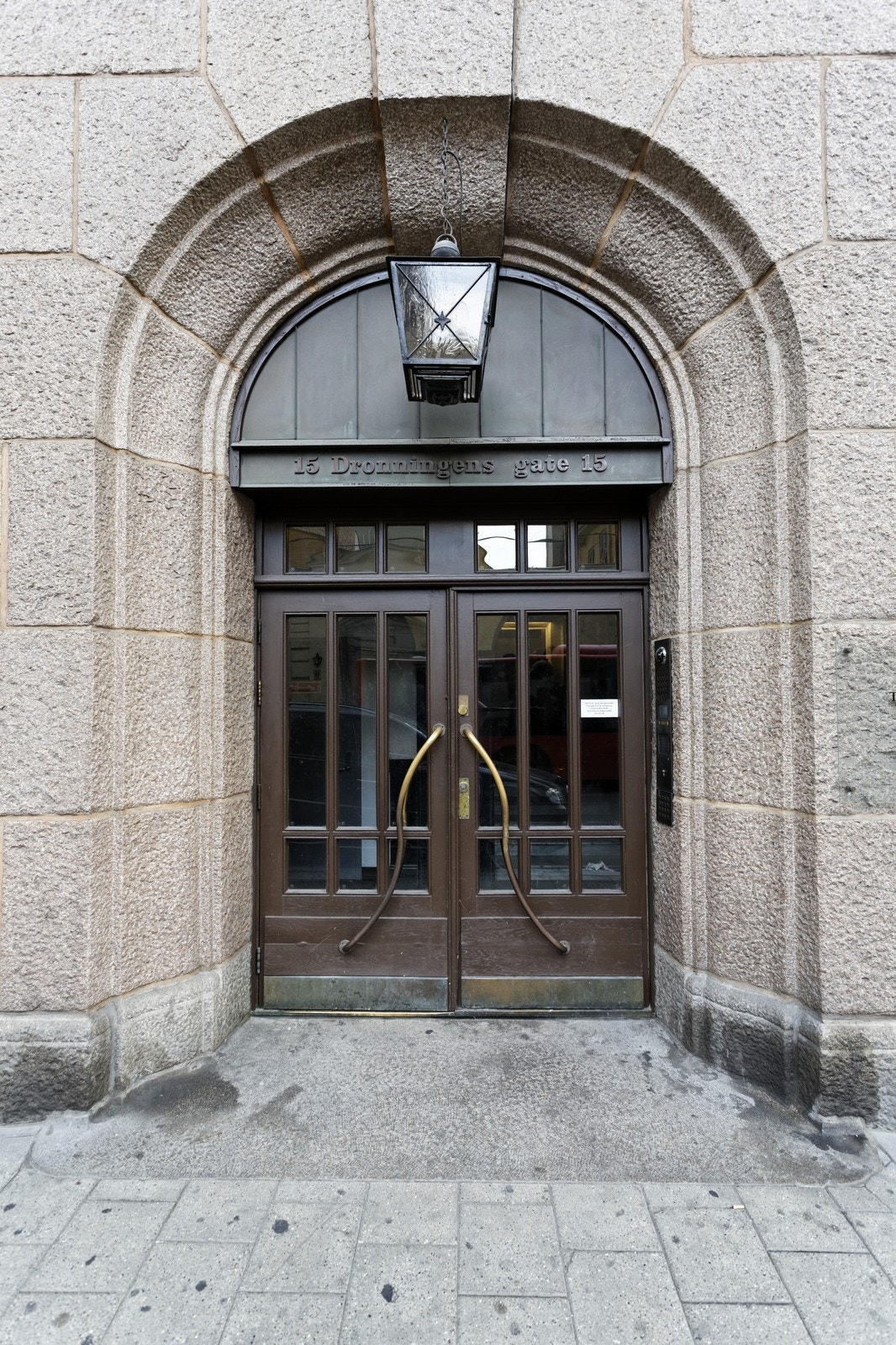 Inngang via Dronningens gate 16 Galleribilde