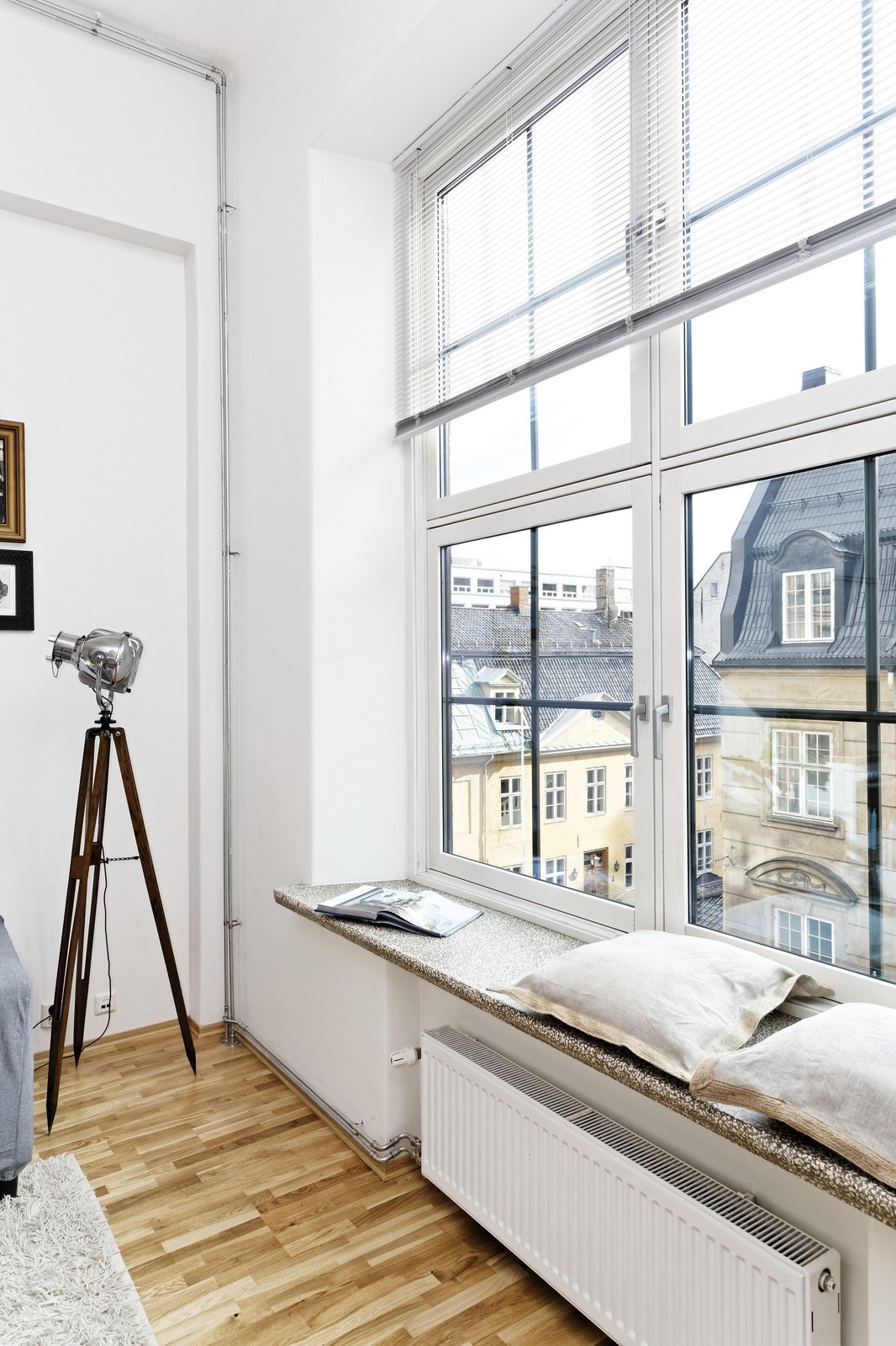 Store vindusflater som gir gode lysforhold Galleribilde