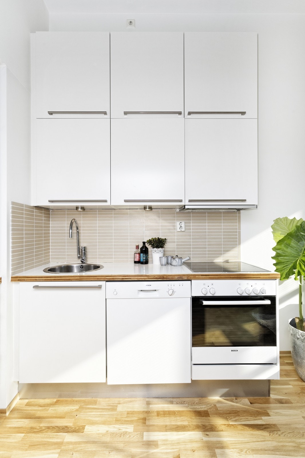 Lekkert kjøkken med hvitevarer Galleribilde