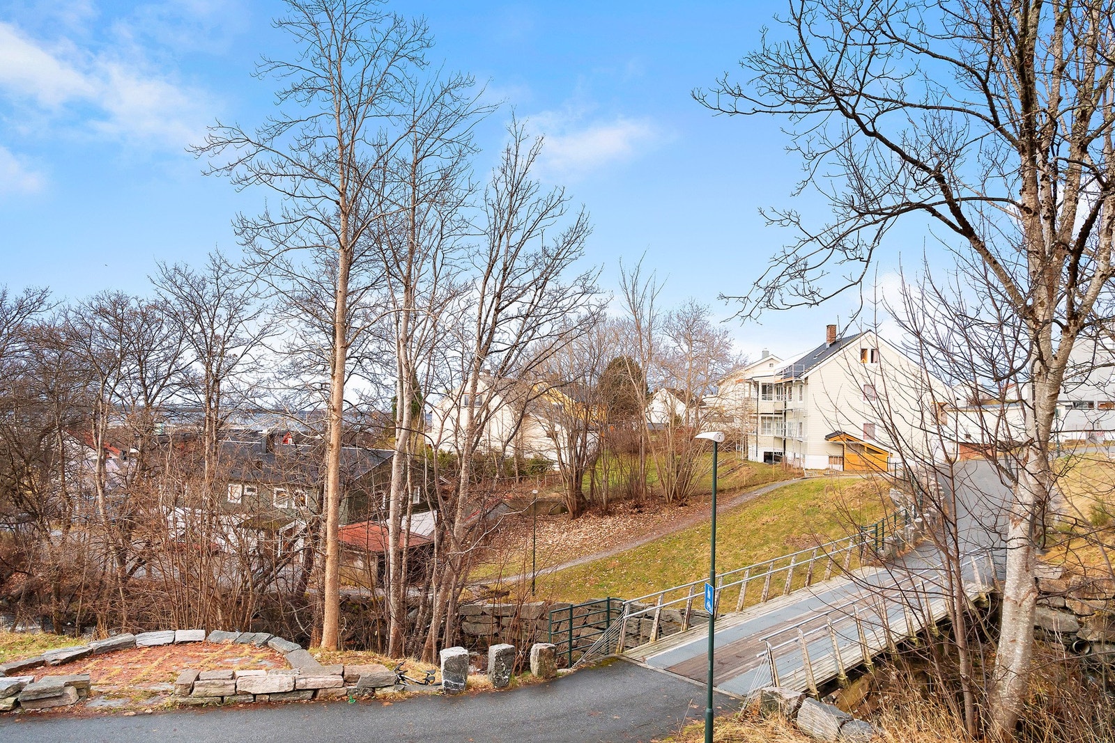 Eiendommen ligger i et rolig område øst for Svenskebyen. Galleribilde