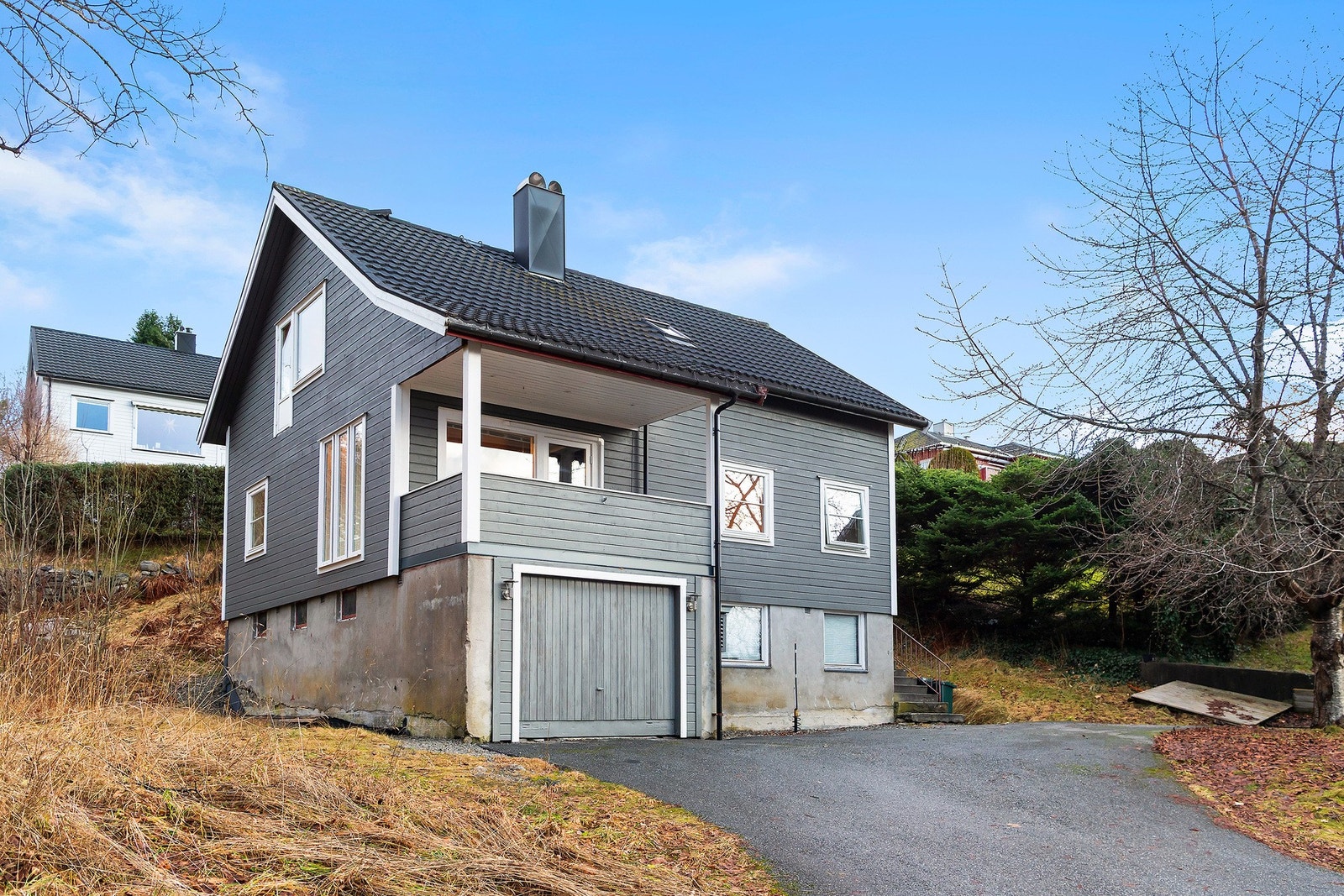 Eiendommen ligger sentralt til like øst for Moldeelva. Galleribilde