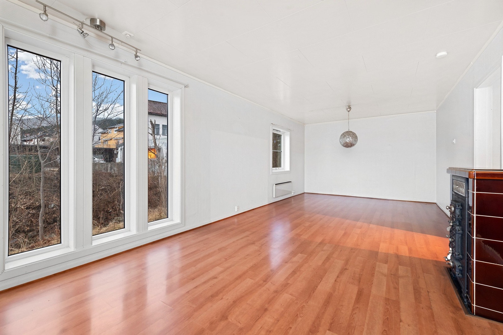 Boenhet 1. etasje: Lys og romslig stue. Galleribilde