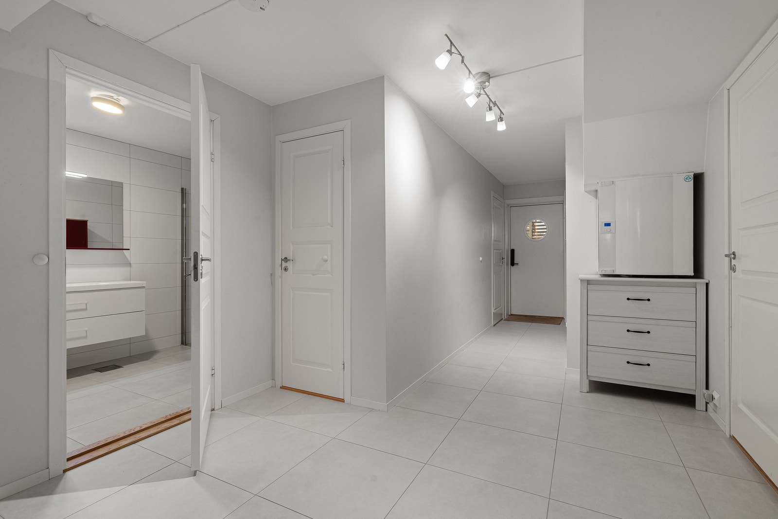 Underetasjen har egen inngang og strømmåler . Galleribilde