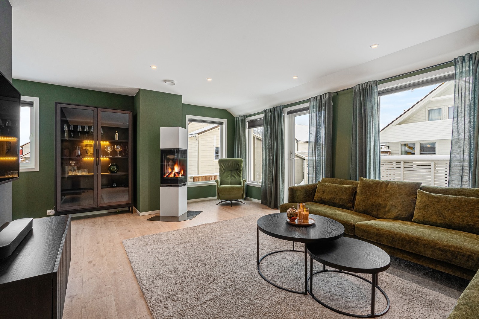 Store vindusflater skaper en god romfølelse. Galleribilde