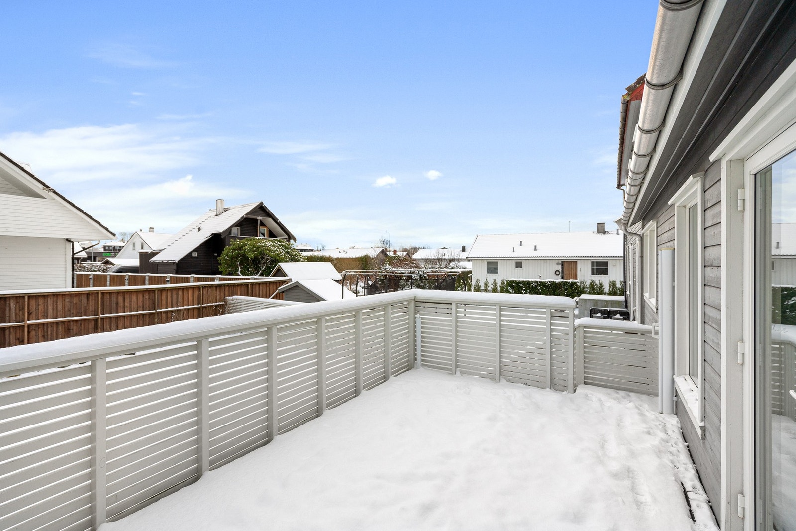 Fra stuen er det utgang til terrassen som har videre adkomst til hagen. Galleribilde