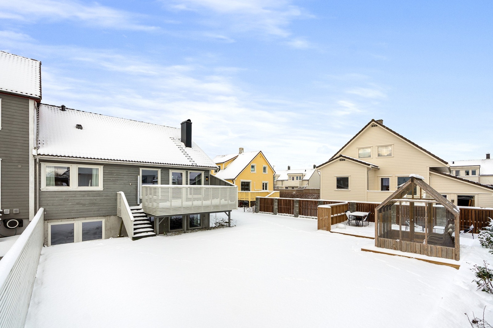 En vertikaldelt tomannsbolig med gjennomgående god standard. Galleribilde