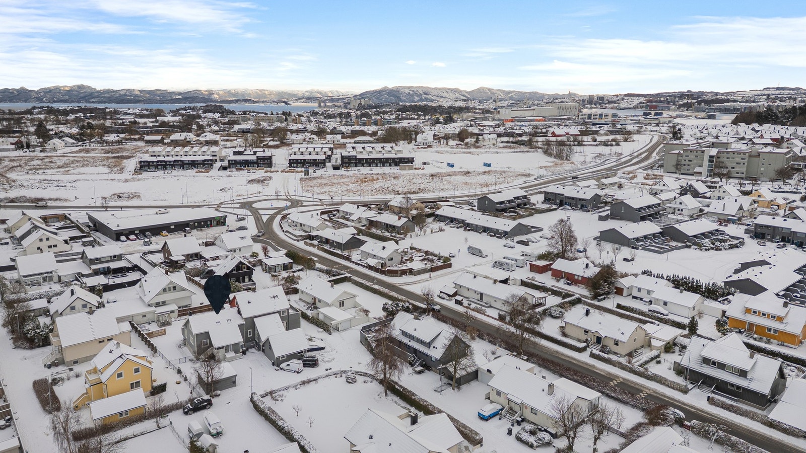 Du bor også sentralt med kort vei til dagligvarebutikk, bussholdeplass og Hundvågkrossen. Galleribilde