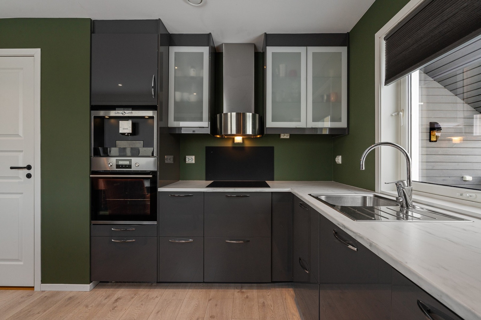 Døren ved kjøkkenet er en praktisk bod med plass til kjøkkenmaskiner, tørrvarer osv. Galleribilde