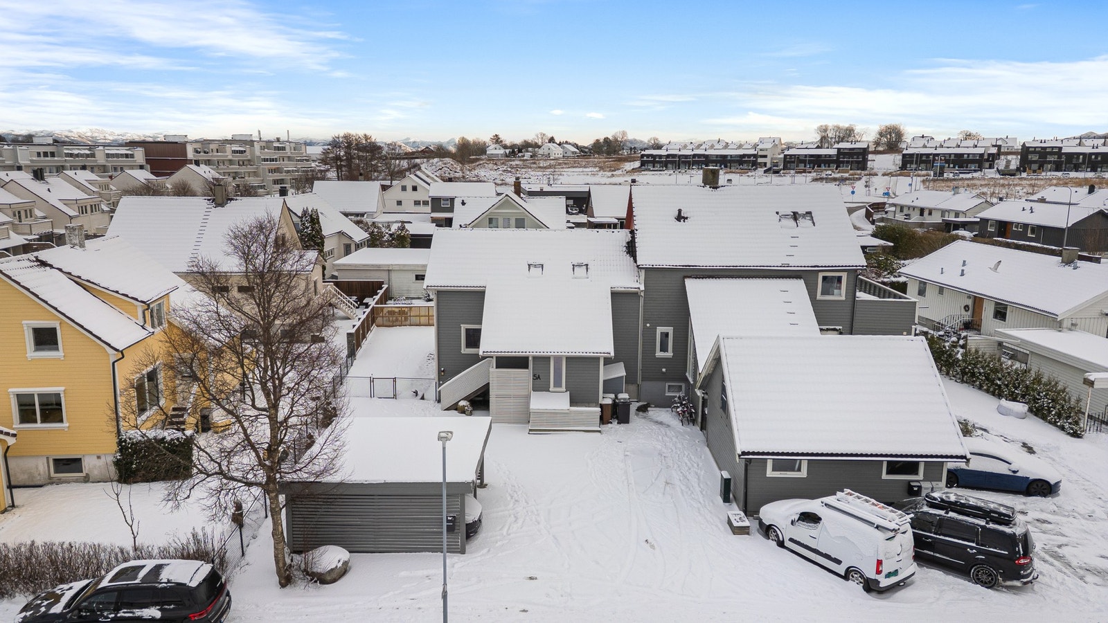 I tillegg til carport (ikke byggemeldt) er det god plass til parkering i gårdsrommet. Galleribilde