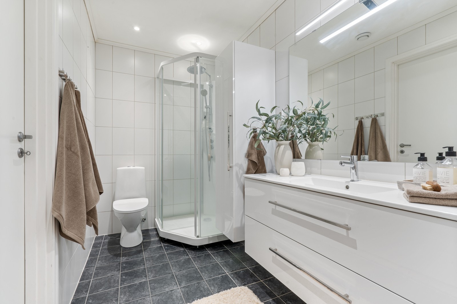 Flott bad med fliser på gulv og nyere innredning Galleribilde